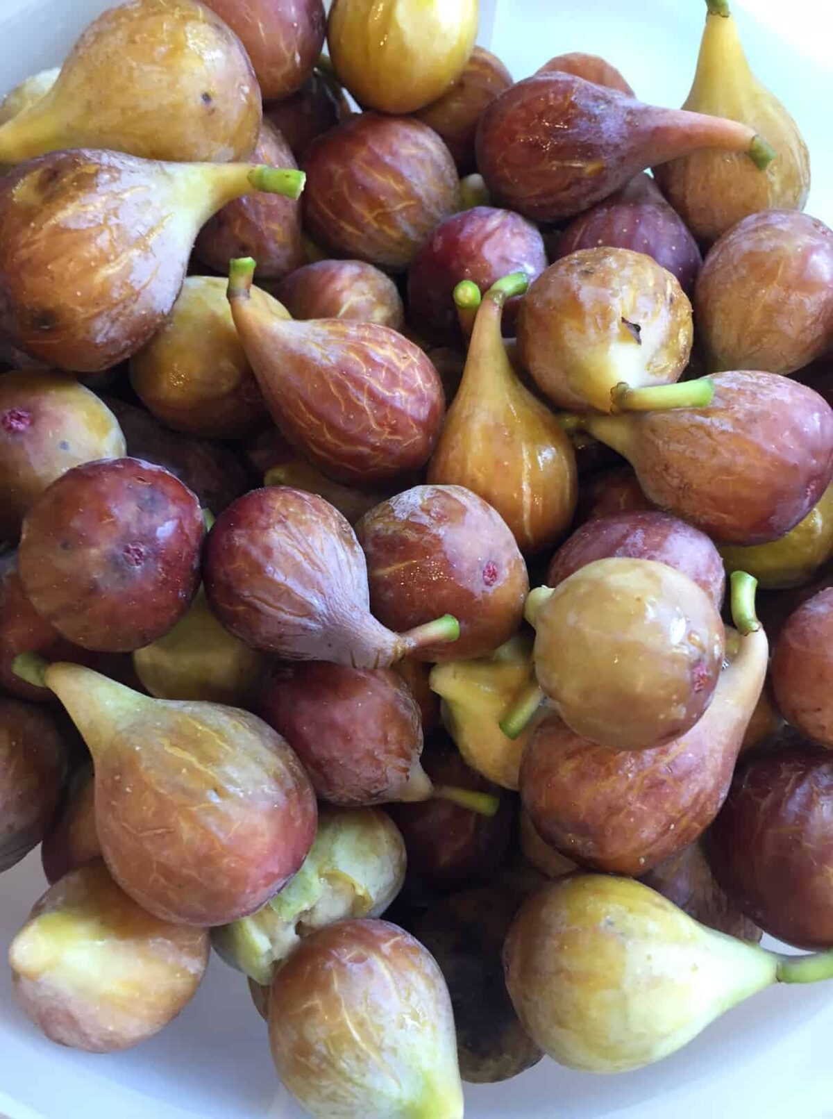 A pile of fresh figs.