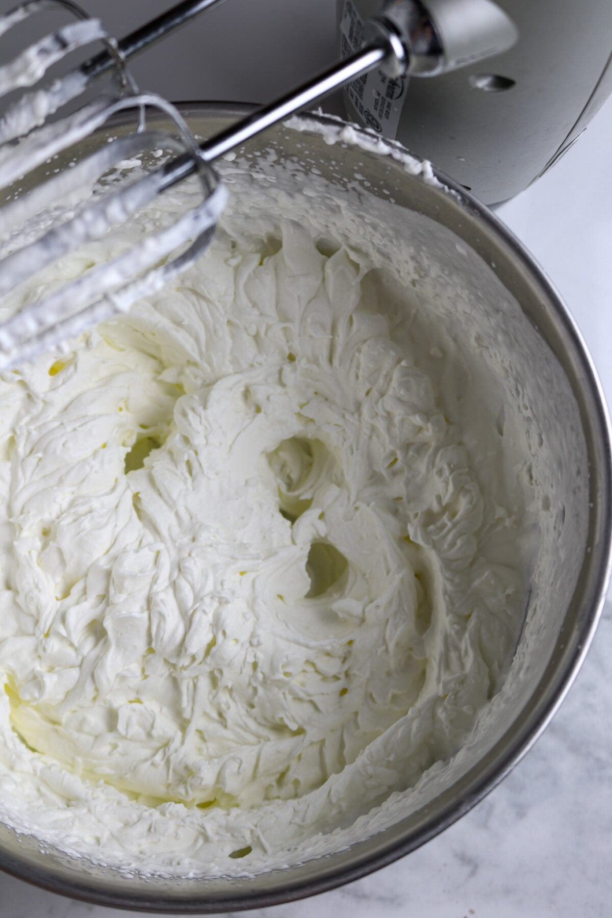 White mascarpone cheese icing for Vanilla Gentilly Cake.